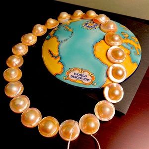 A closed ring of blister pearls. One is magnetized.         FUN !